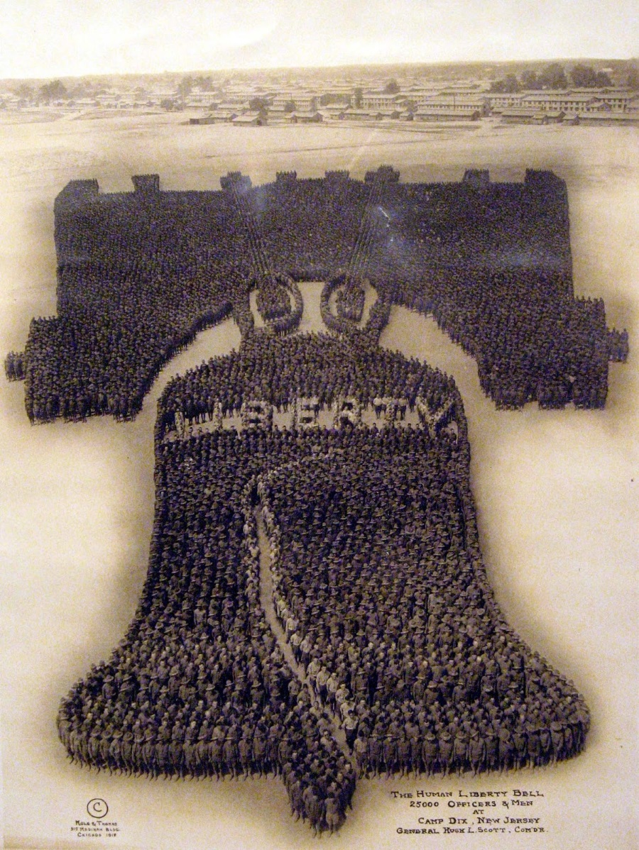 "Човешката Камбана на свободтата", 1918 г. <br />
25 000 военни изграждат изображението.