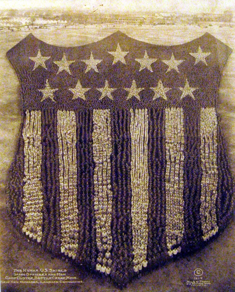"Човешкият Американски щит", 1918 г. <br />
30 000 военни изграждат щита.
