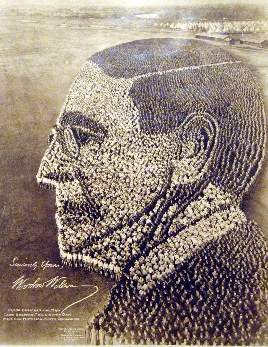 <div>Портрет на Удроу Уилсън, 1918 г.</div>

<div>В композицията участват 21 000 военни.</div>