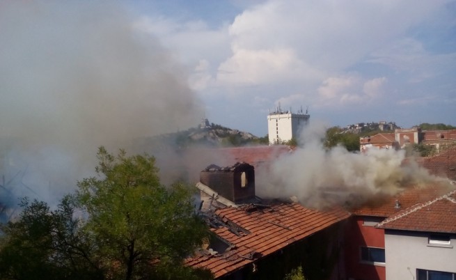 Пожар приближава две села, започва евакуация