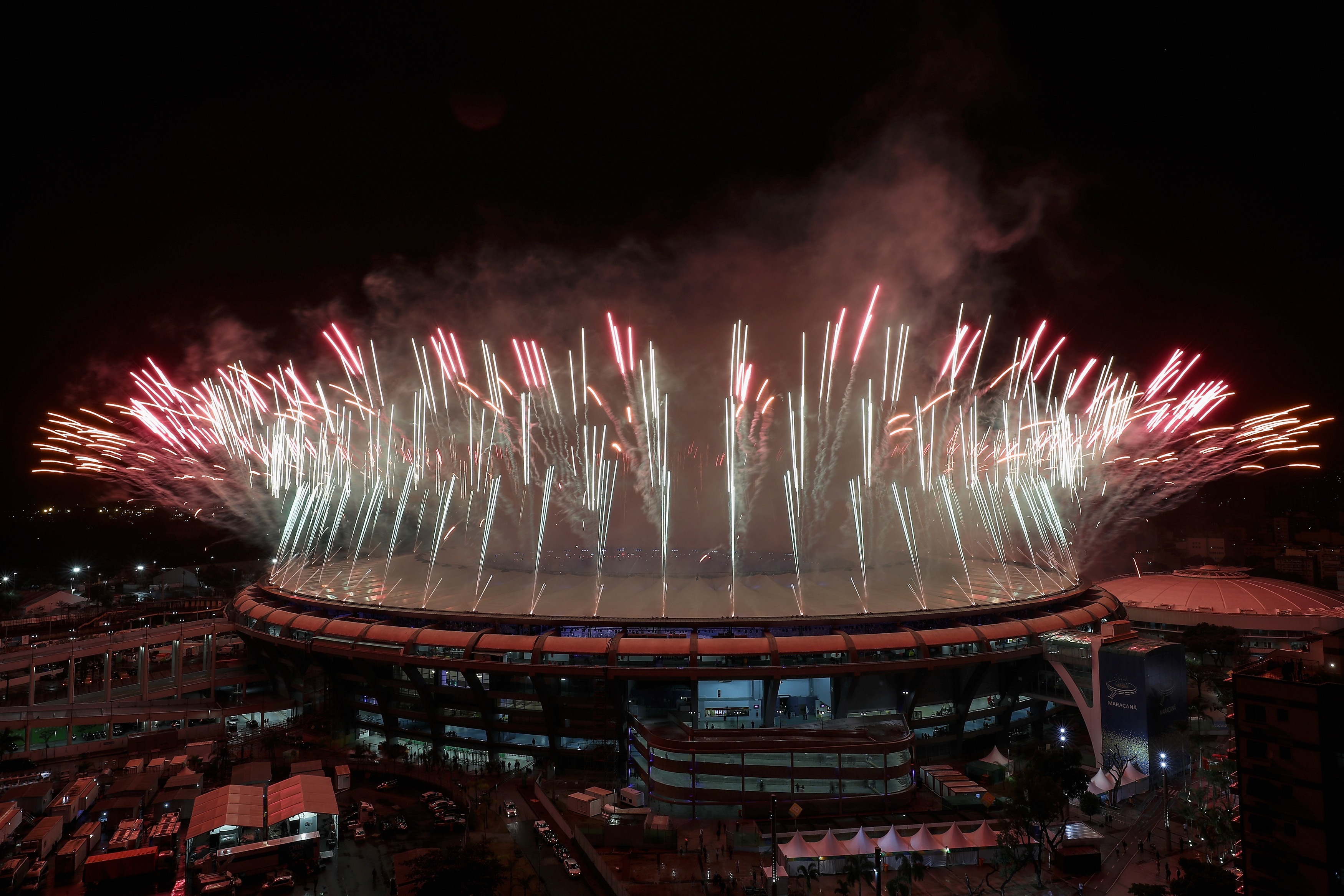 Колоритната церемония по закриването на XXXI-те Летни олимпийски игри на стадион „Маракана“ в Рио де Жанейро.