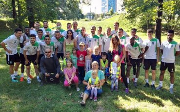 Деца пожелаха снимка за спомен с Лудогорец