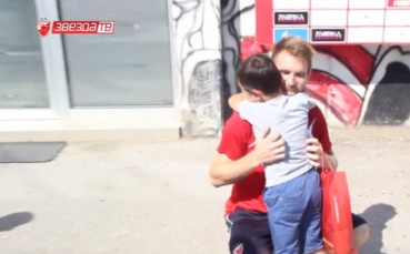 Момченце разтопи сърцето на нападател на Звезда