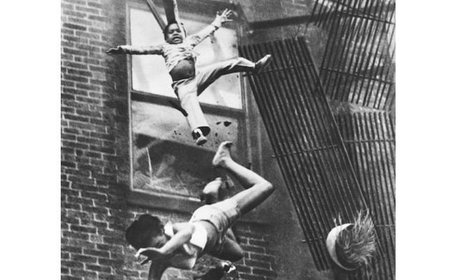 През 1975 г. фотожурналист заснема как хора падат от горяща сграда