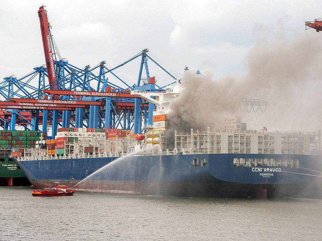 Пожарогасителна лодка се бори с пожар на контейнерния кораб "CCNI Araugo" в пристанището на Хамбург
