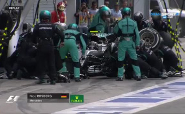 Лек проблем за Розберг в бокса, Хамилтън го последва