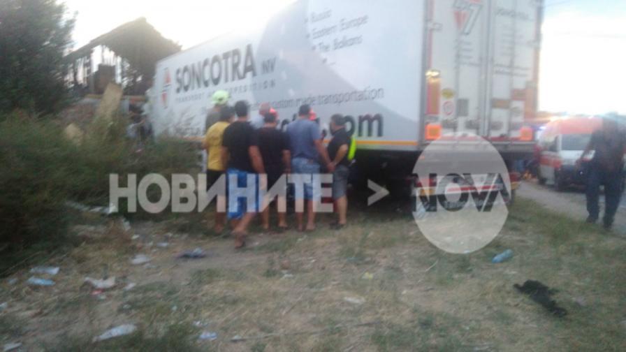 ТИР се вряза в къща, един е загинал, 7 ранени