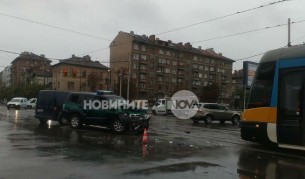 Катастрофа между трамвай и джип в столицата