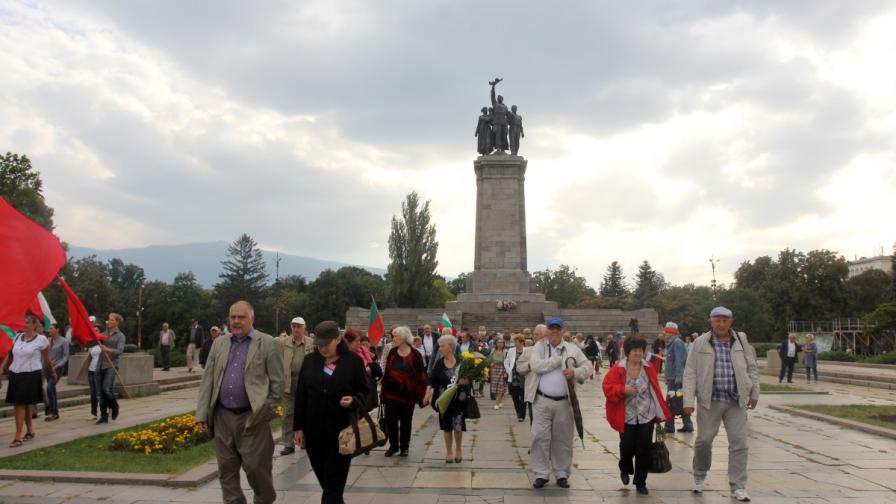 Членове и симпатизанти на левицата и на антифашисткия съюз поднесоха на 9 септември цветя пред паметника на Съветската армия в Княжевската градина