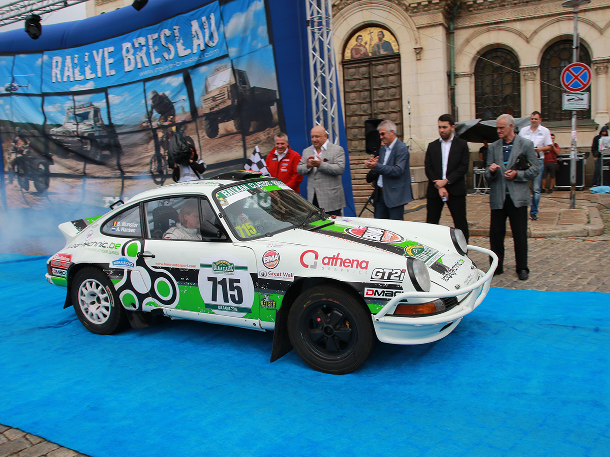 Днес, пред храм-паметника „Александър Невски“ стартира международният оф-роуд маратон Balkan Offroad Rallye 2016 и дебютното издание на макадамовото рали за исторически автомобили Balkan Classic Rallye. Стартовият списък наброява общо 135 състезателни машини. Точно 120 возила ще стартират в Balkan Offroad Rallye 2016, а 15 са регистрираните исторически рали-автомобили в Balkan Classic Rallye.
В крос-кънтри класа на оф-роуд маратона ще видим 38 мотоциклета (нов рекорд), 9 ATV-четириколки, 14 SSV-бъгита, 38 рали-рейд автомобили и 4 камиона, а 17 джипа ще се борят с тежките терени в екстремния клас.
Цели 11 са записаните родни машини, като сред тях ще имаме пилот с мотоциклет, с ATV, екипаж с SSV бъги и екстремен джип, както и цели 8 тандема с крос-кънтри автомобили.