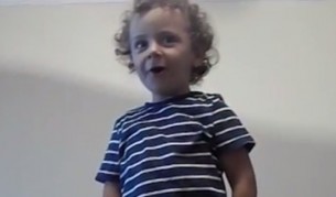Дете на 2 г. пее химна на България, стана хит (видео)