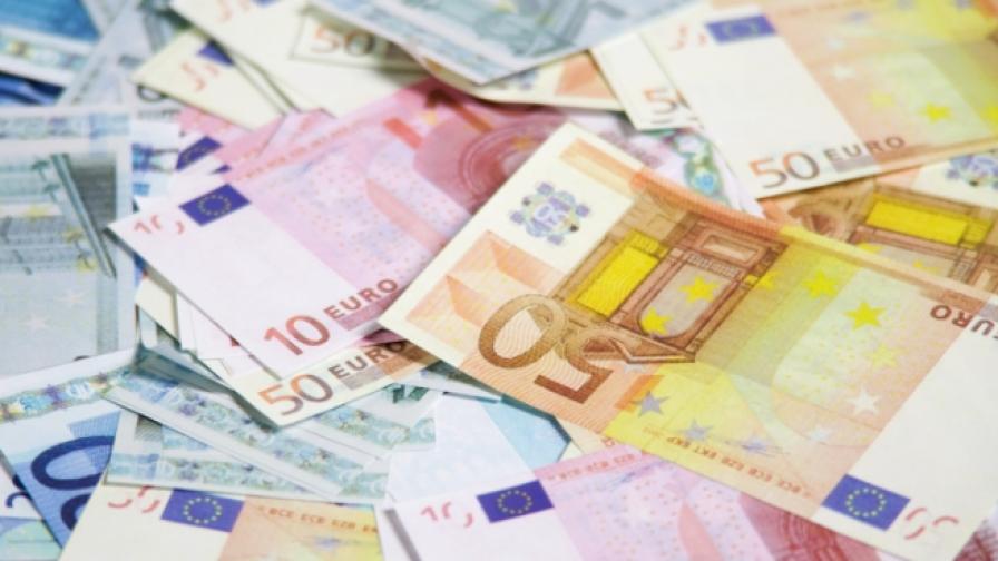 Момче на 13 раздаде хиляди евро на случайни хора по улицата