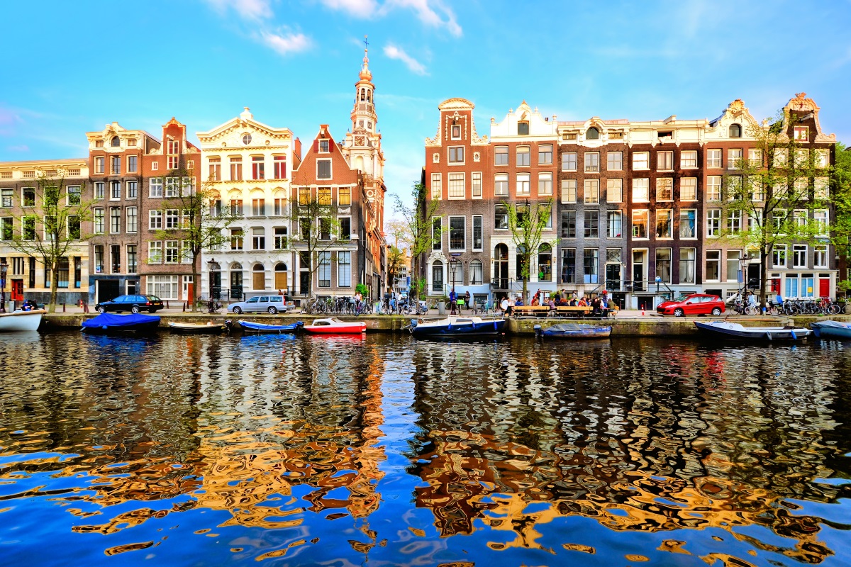 7. Холандия - жителите на страната се открояват с физическа активност и любовта им към колоезденето. Ако решите да отидете в Амстердам, не забравяйте да  си наемете велосипед..