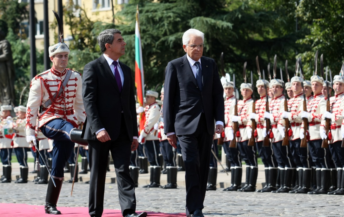 С официална церемония, на пл. „Св. Александър Невски“, президентът Росен Плевнелиев посрещна италианския си колега Серджо Матарела