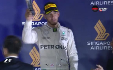 Розберг получи трофея си след успеха в Сингапур