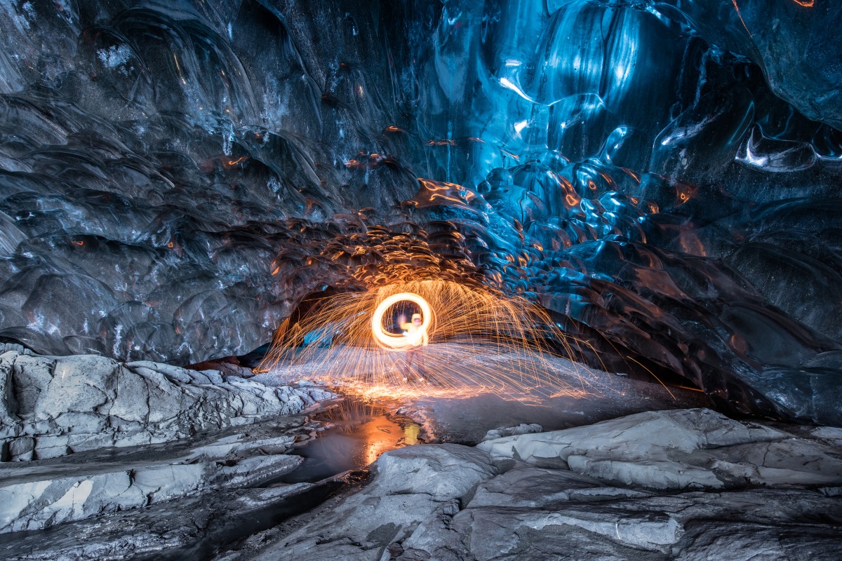 Огнено шоу в ледената пещера Скафтафел, Исландия