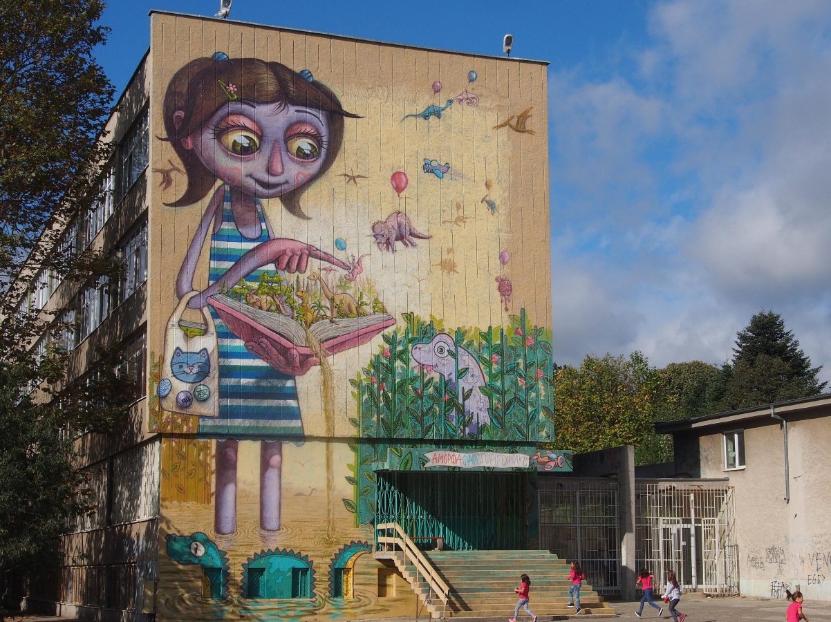Варненско училище се превърна в платно за графити майстори