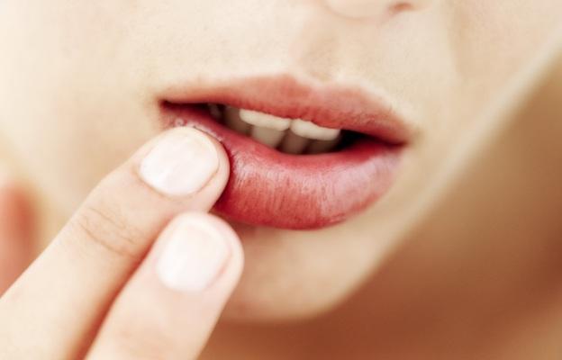 <p>Хидратация</p>

<p>Нанасяйте често на устните си хидратиращ балсам. Изберете такъв без никакъв цвят и блясък. Само хубав маслен слой за устните ви.</p>
