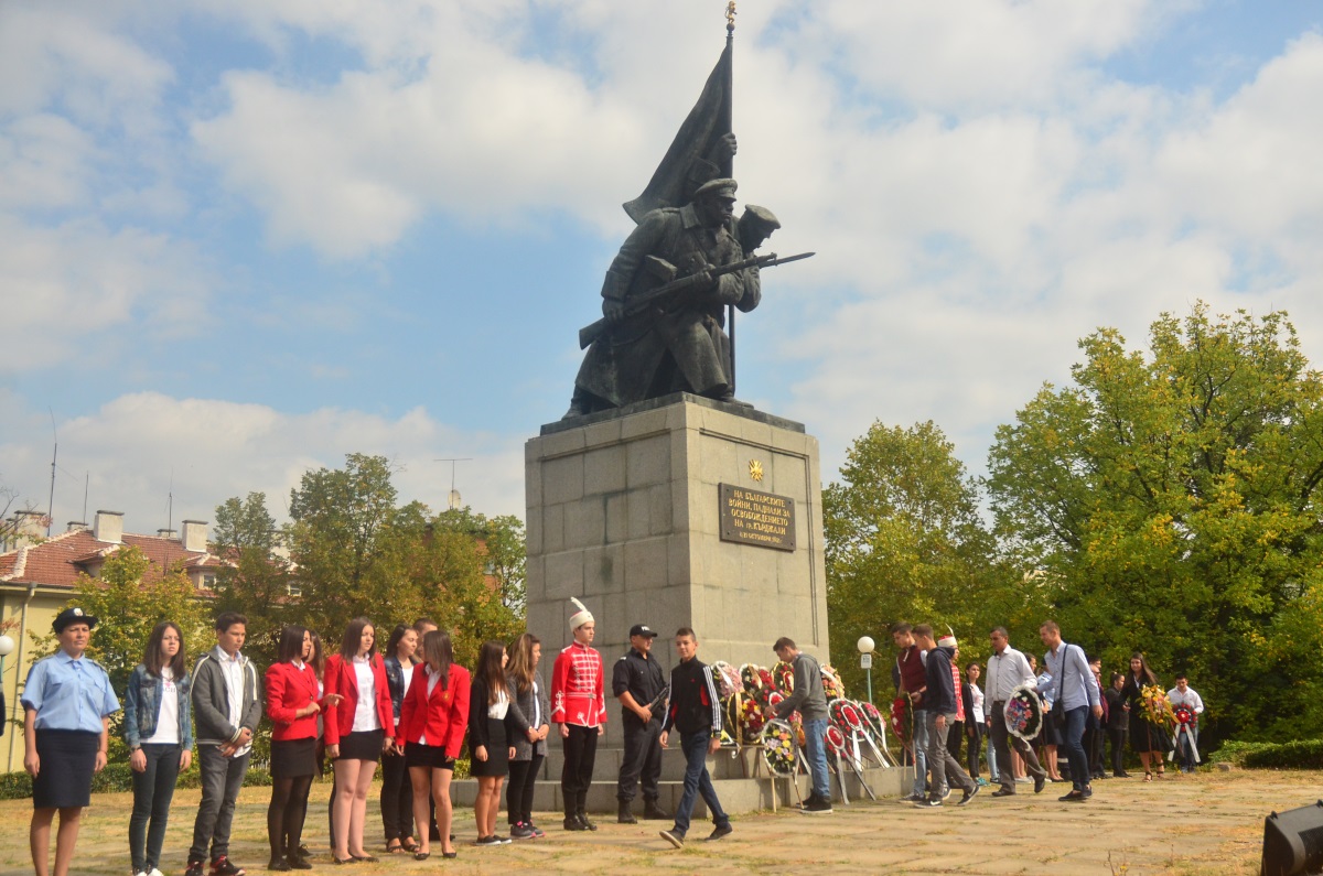 С венци и цветя пред Паметника на освободителите, с тържествени речи и почит към паметта на предците Кърджали отбеляза деня, в който е обявена новата независима европейска държава България.