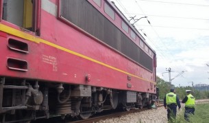 Влак разцепи кола на две край Правда, двама загинаха