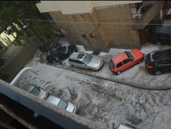 Силна градушка с размер на грахово зърно удари Варна в продължение на около 30 минути след 18:00 ч. Буквално за минути покривите и улиците побеляха като от паднал сняг. Пороят бe особено интензивен, което причини сериозни затруднения в движението по улиците.