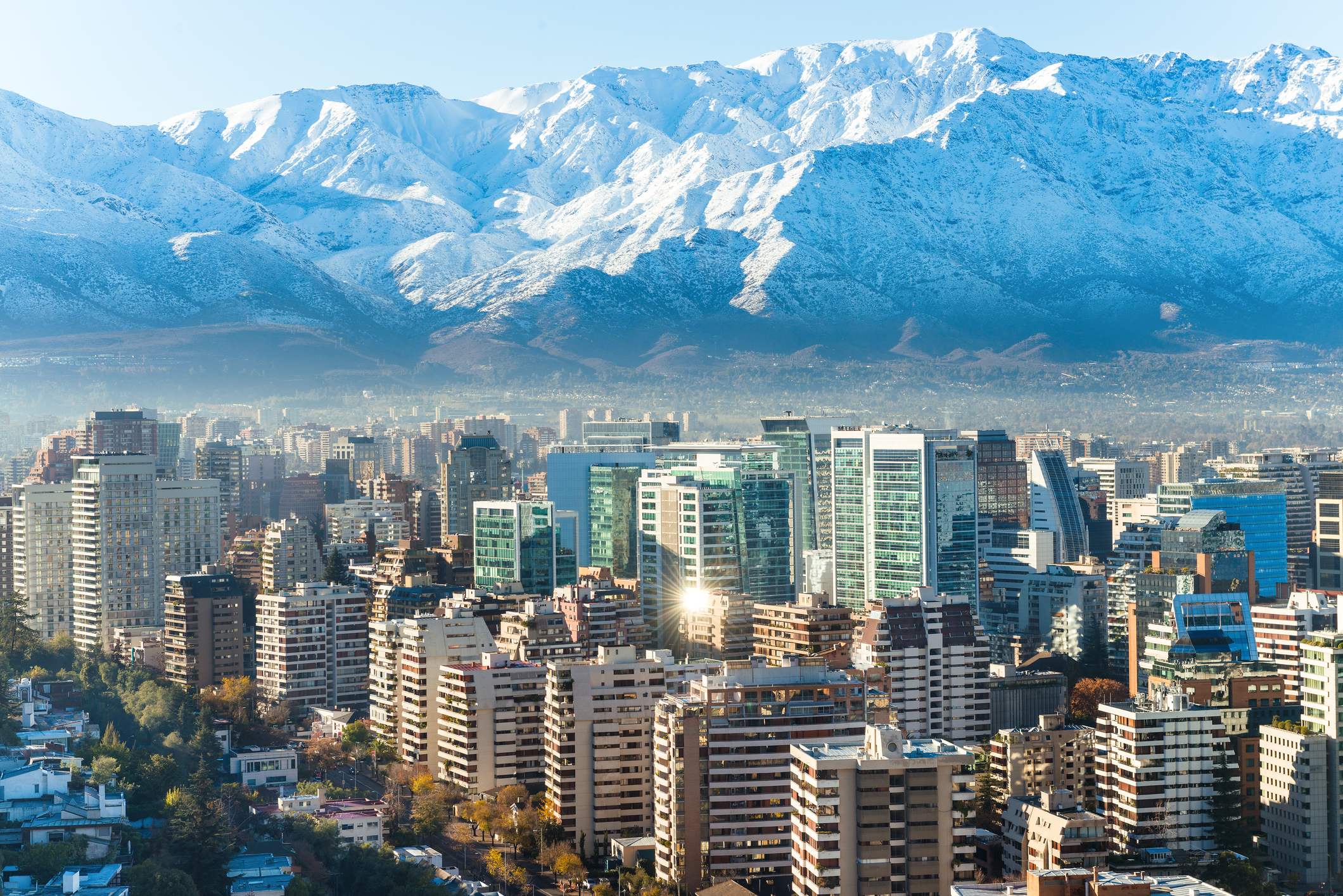 6. Сантяго, Чили - . Градът е най-големият икономически и културен център на страната. Населението е малко на 5 мил. Животът тук е евтин, а хората много артистични. 