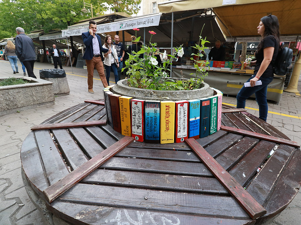 Художници доброволци изрисуваха пейките на площад "Славейков" в София