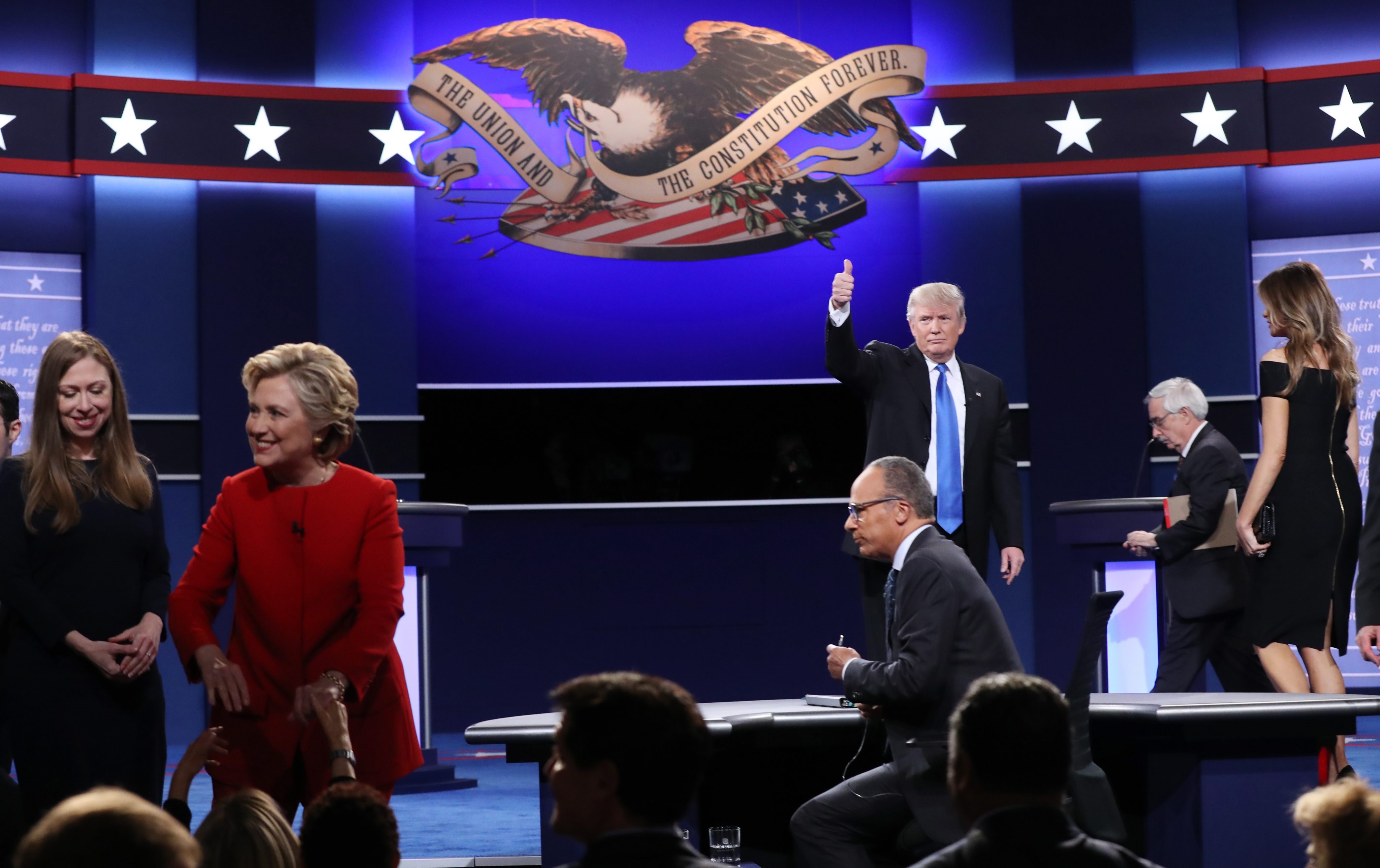 С учтиво ръкостискане започна първият телевизионен дебат по Си Ен Ен между двамата непримирими съперници за поста президент на САЩ. В крайна сметка обаче зрителите дадоха доверието си на Клинтън - според 62 на сто от тях тя е била по-убедителна. Републиканецът спечели 27 на сто одобрение.