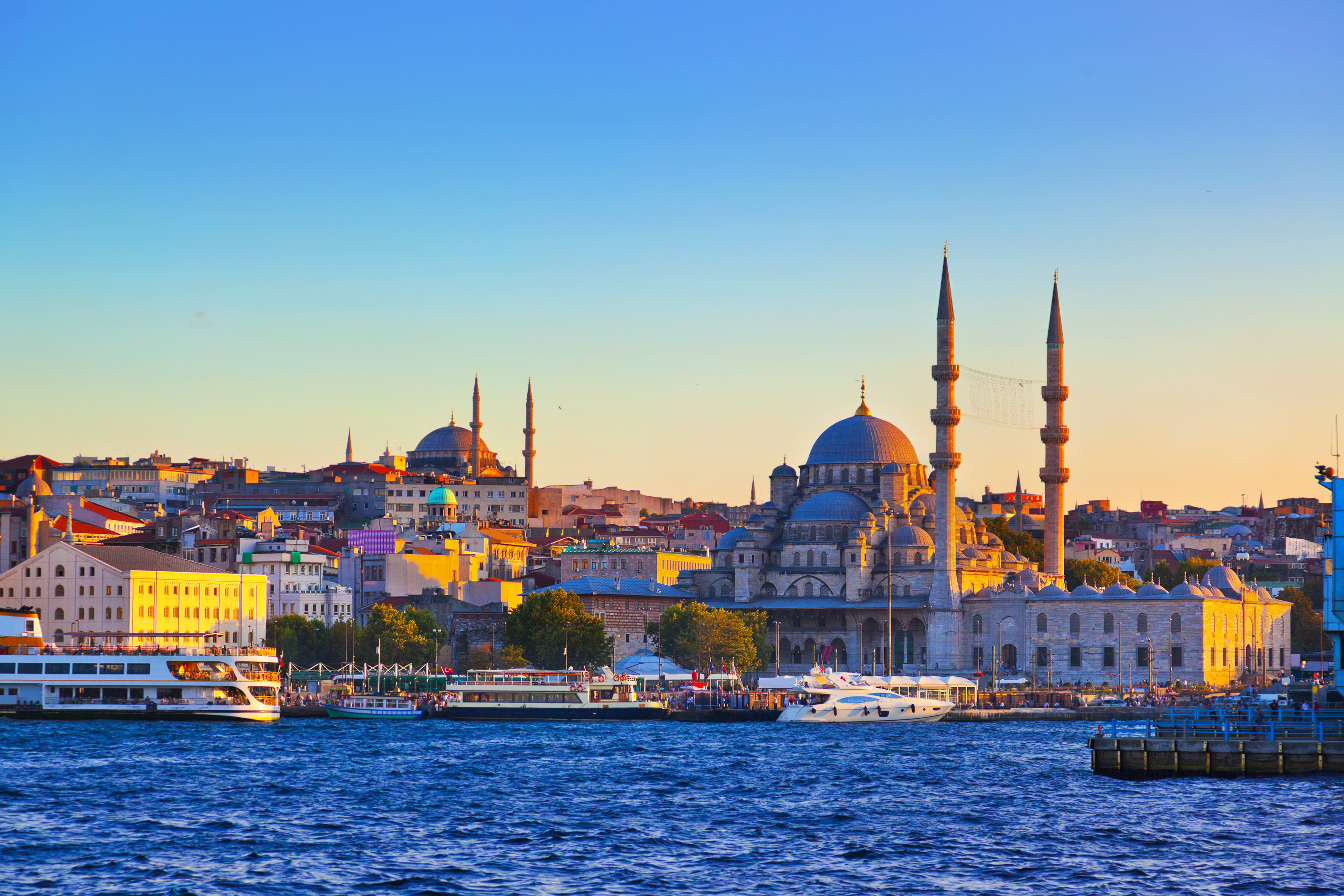 Град на два континента, огромен, необятен, красив, това е Истанбул. Много българи и пътуващи от цял свят го избират за своя туристическа дестинация. Казват, че отидеш ли в града на Босфора веднъж, със сигурност ще го направиш отново и отново. Въпреки че не е столица на Турция, Истанбул е най-големият град, представляващ икономическото, културното и историческото сърце на страната. В миналото е наричан с имената Стамбул, Цариград, Византион и Константинопол.