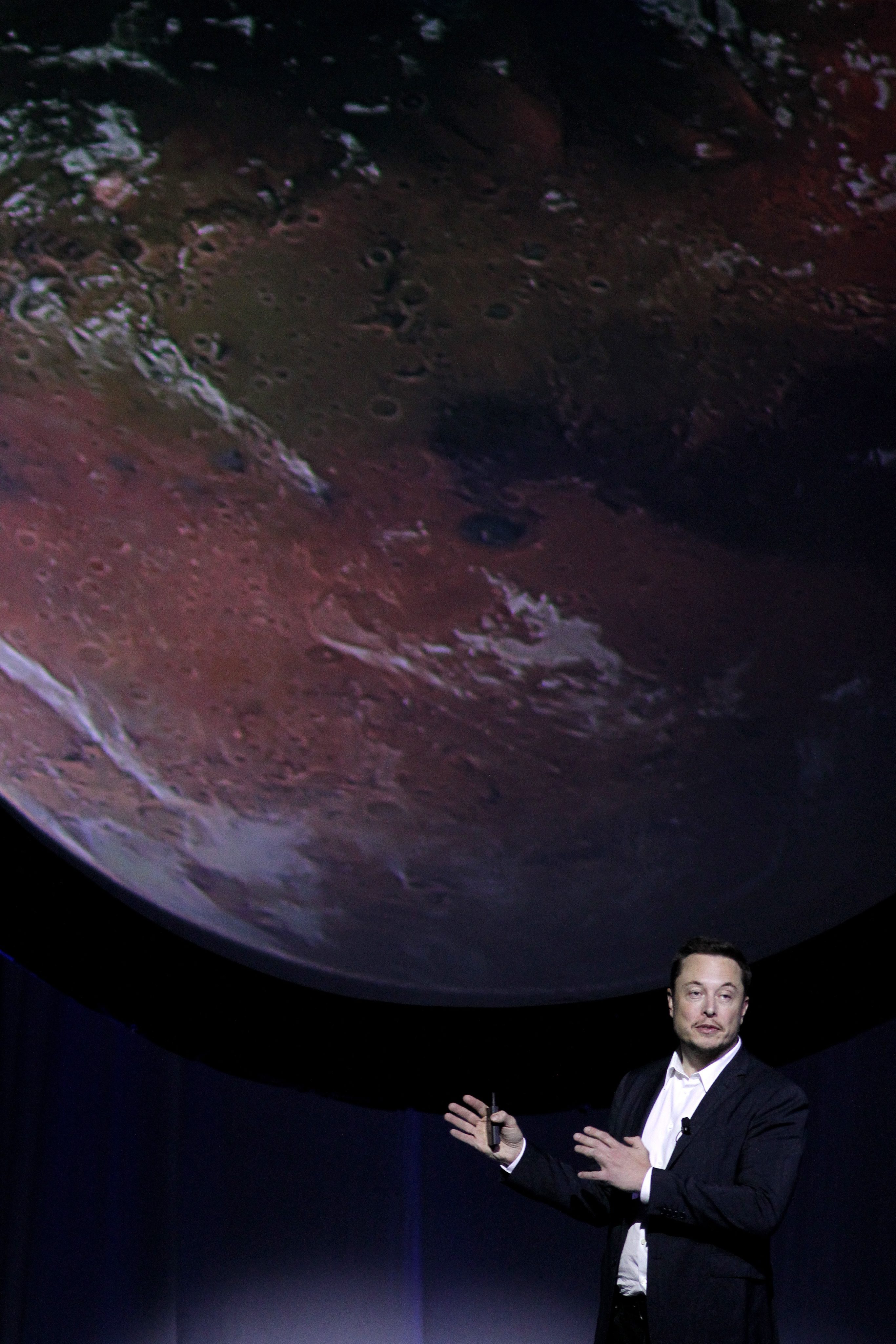 Илон Мъск иска първата мисия с хора до Марс да бъде още през 2022 г. Това е с три години по-рано от първоначалните му планове