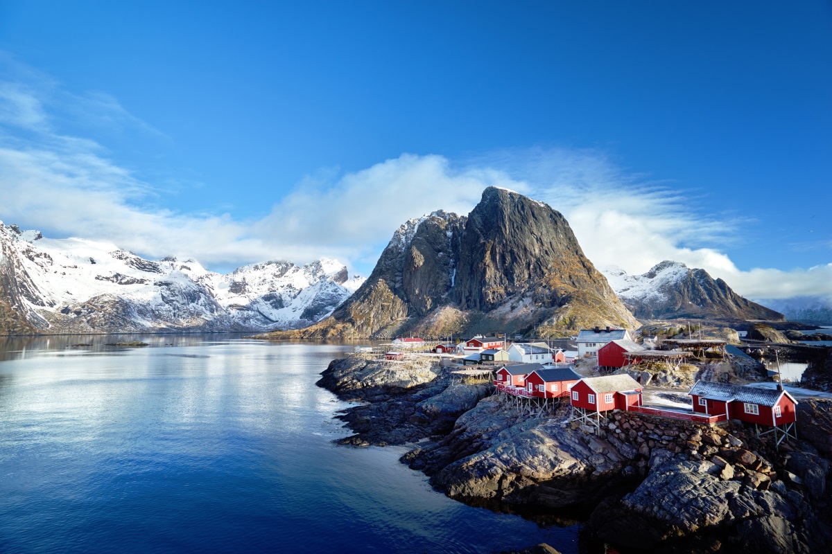 Норвегия - по-конкретно пътешественикът посочва Западното крайбрежие с неговите девствени гори, фиорди, водопади, ледници, малки селца, северно сияние и полунощно слънце.