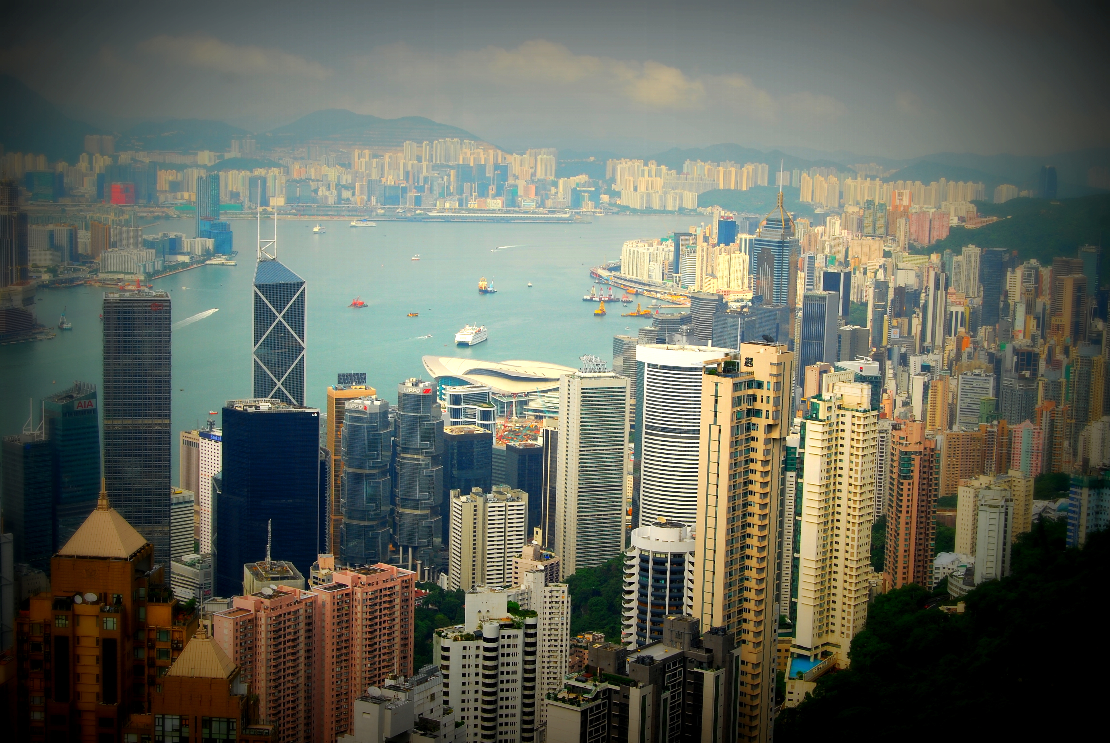 Небостъргачи, търговия, финансови борси. През Хонконг минава 50% от китайския износ. Най-важното за посетителите е, че той е мултикултурен център.