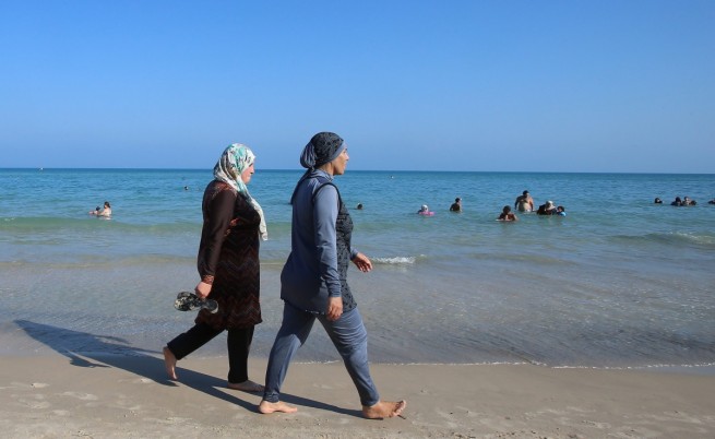 Не само мюсюлманките, но и християнките са забулени на плажа