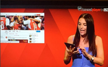 СНИМКИ: Момиче на Арсенал дебне Лудогорец с микрофон