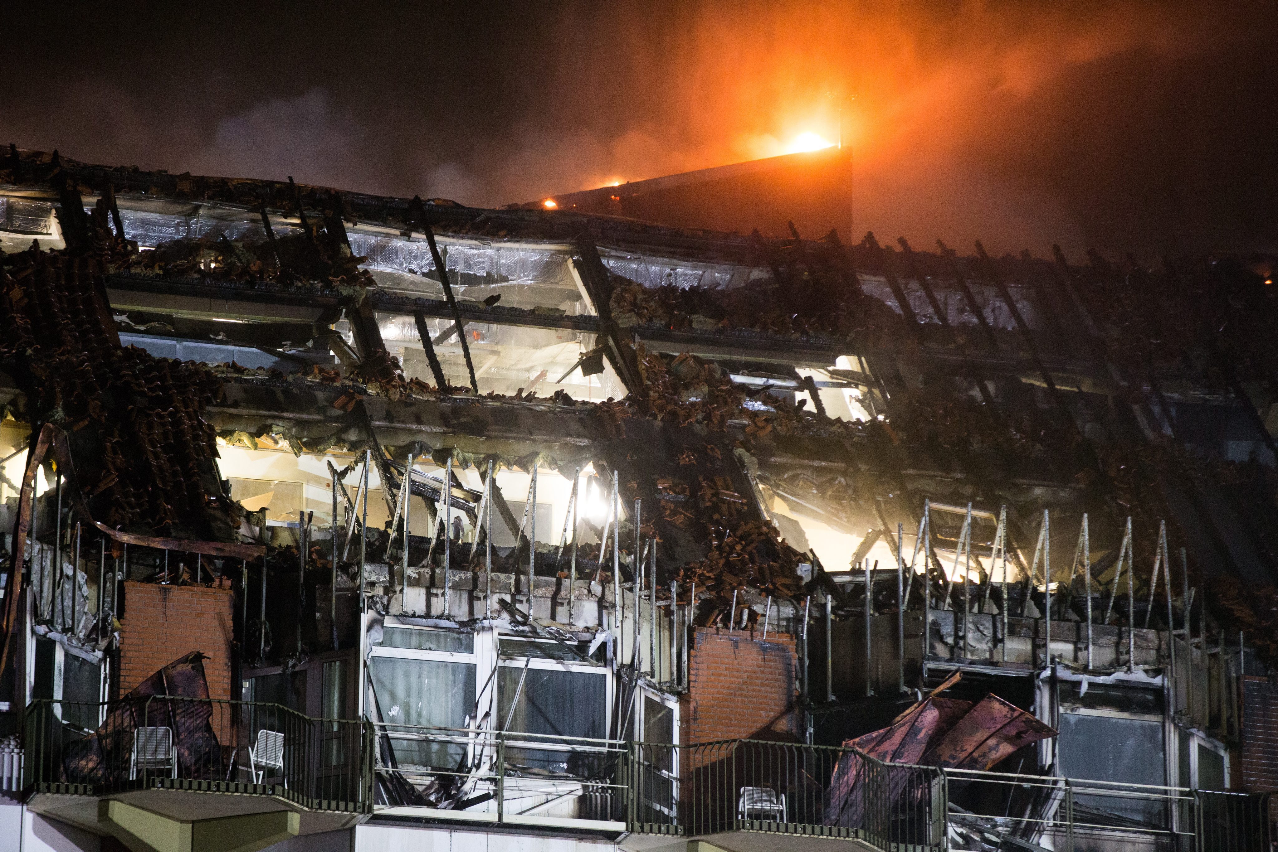 Силен пожар стана през нощта в университетската клиника на германския град Бохум (провинция Северен Рейн-Вестфалия). До момента е известно за двама загинали, най-малко 15 души пострадаха