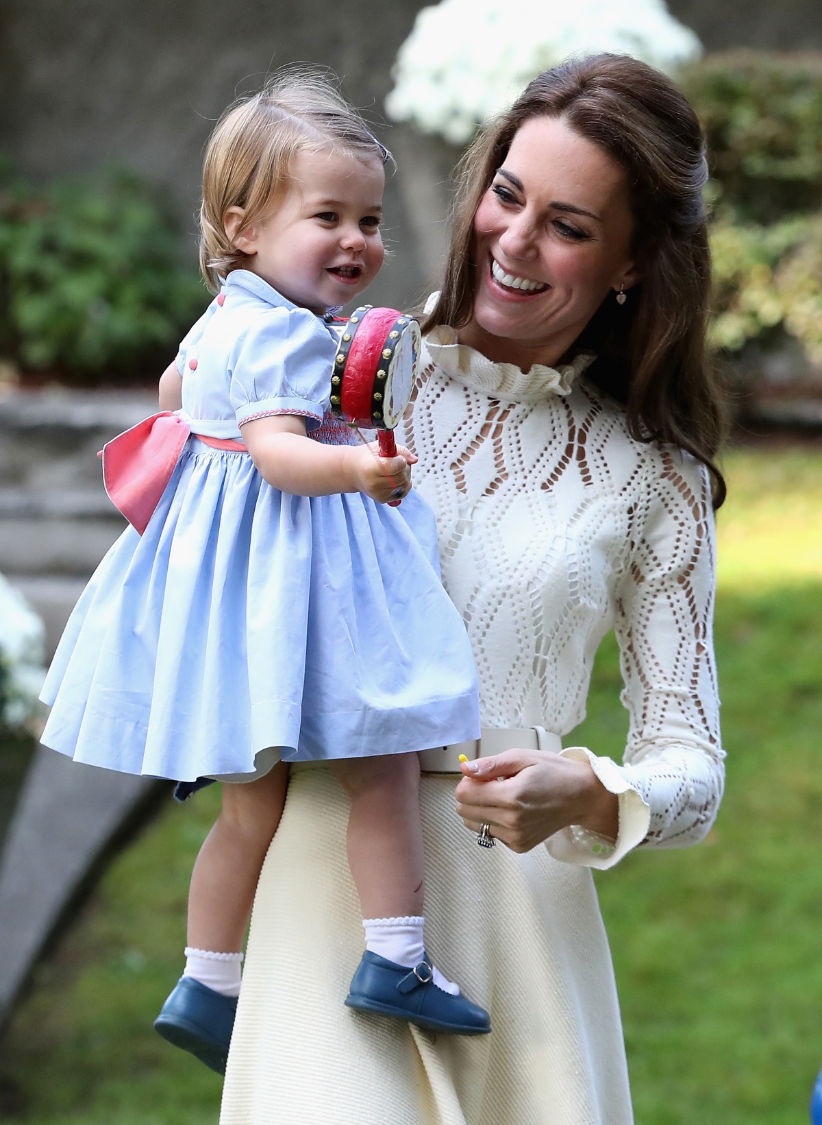 Британската принцеса Шарлот проговори за първи път пред публика по време на посещението на родителите ѝ, херцозите на Кембридж Уилям и Кейт, в Канада. Принцесата направи и своите първи стъпки пред пред широката аудитория. Това се случи на парти за деца на военни семейства във Виктория, Британската Колумбия