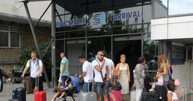 Уволнение и наказания последваха на Летище София заради пуснатите без