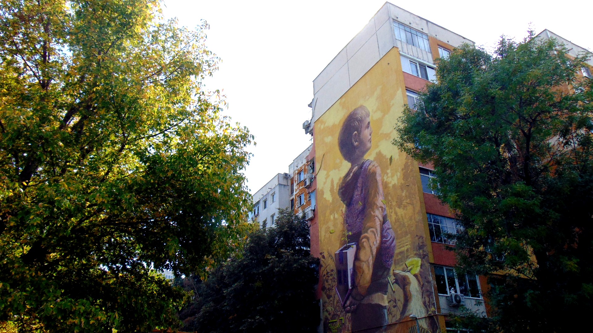 Фестивалът ONE ARCHITECTURE в Пловдив показва на живо как може да се промени панелната среда, а калканът на панелен блок в пловдивския квартал "Тракия" бе изрисуван от младежи в рамките на Арт стрийт фестивал