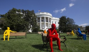 Хора от "Лего" се настаниха пред Белия дом (снимки)