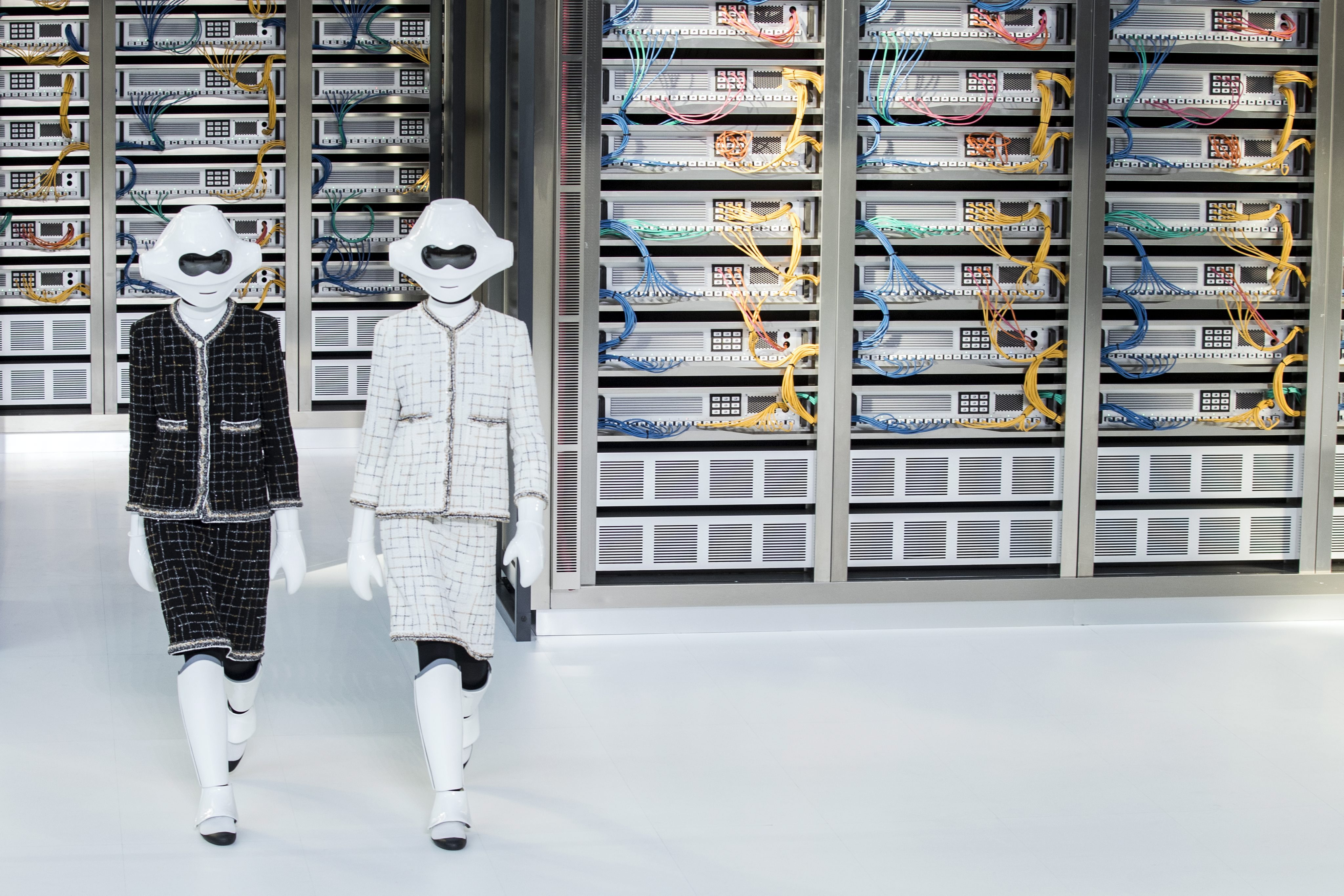 Екрани, електронно оборудване, бели стени и роботи, облечени в костюми тайори на "Шанел". . . Творческият директор на модната къща Карл Лагерфелд представи колекция, посветена тематично на "интимните технологии", в рамките на Парижката седмица на модата, предаде Франс прес. Колекцията е своеобразно смесване на вдъхновение от високите технологии и луксозно бельо. Дефилето започна с минаване на две манекенки по подиума, които носеха бели каски на главите си и костюми тайори, като по външния си вид приличаха на робота хуманоид Пепър.