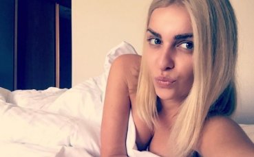 СНИМКИ: Атрактивна блондинка радва сръбски национал