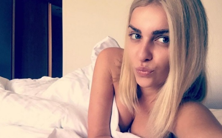 СНИМКИ: Атрактивна блондинка радва сръбски национал