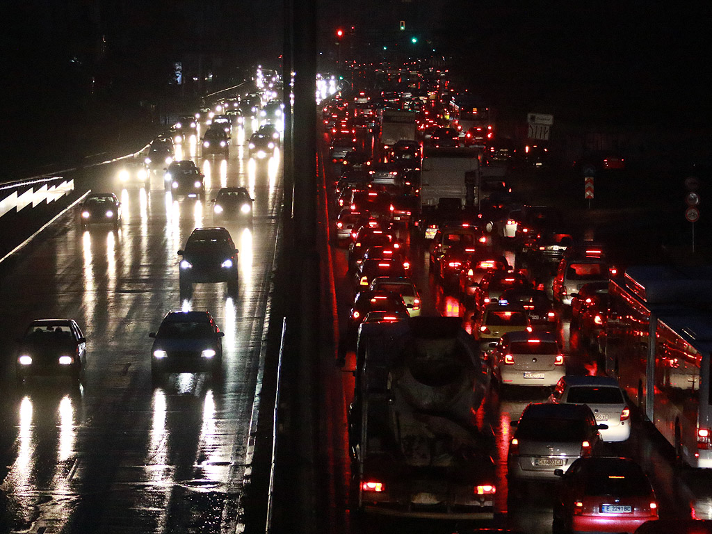 Трафика по Цариградско шосе и кръстовището при румънското посолство в понеделник вечер