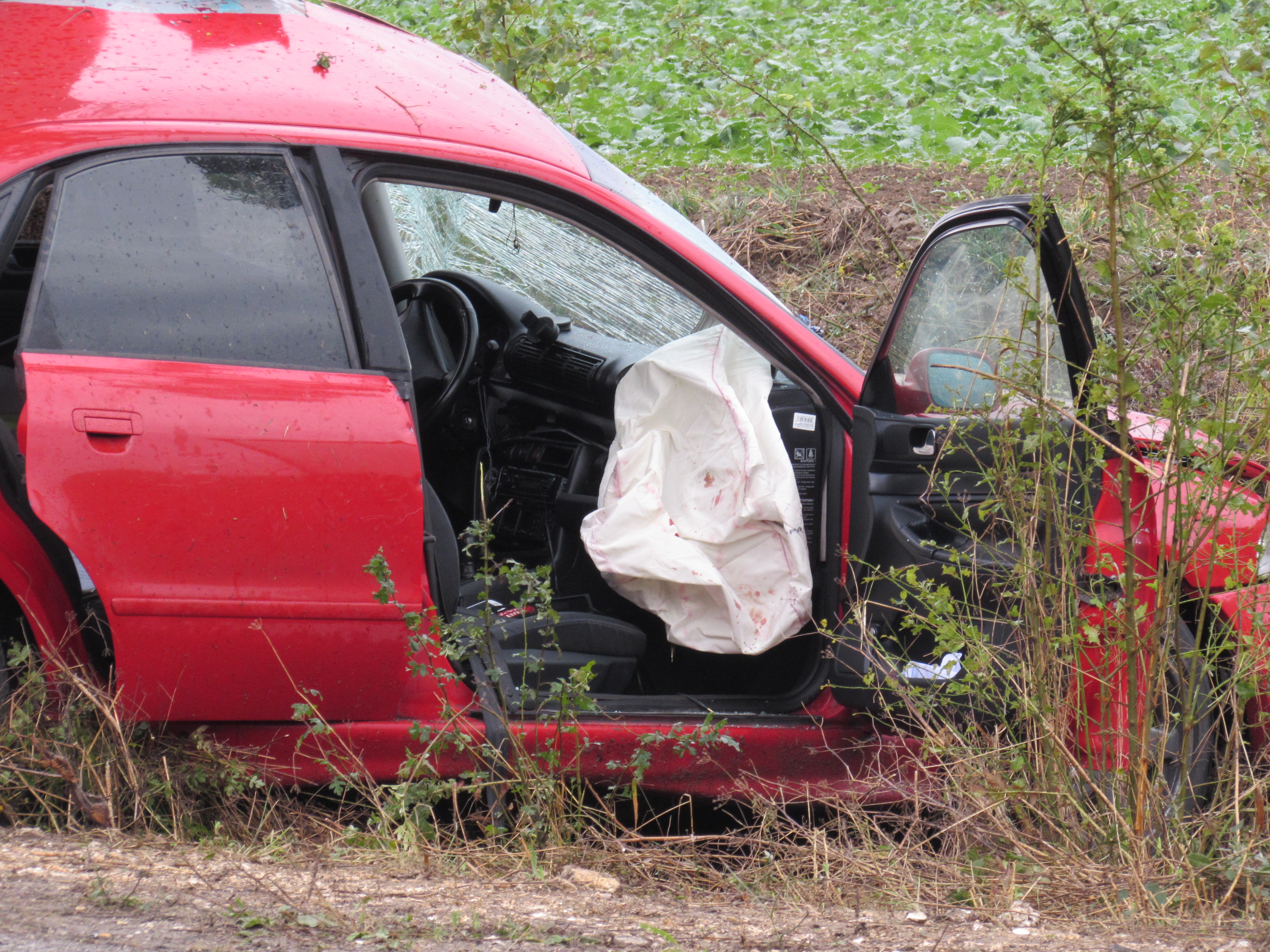 Двама души пострадаха тежко, след като автомобилът им се удари в дърво на изхода на русенското село Басарбово, а след това се блъснаха още две коли.
