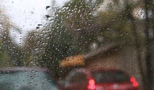 Наводнени къщи и разрушен път след дъжда