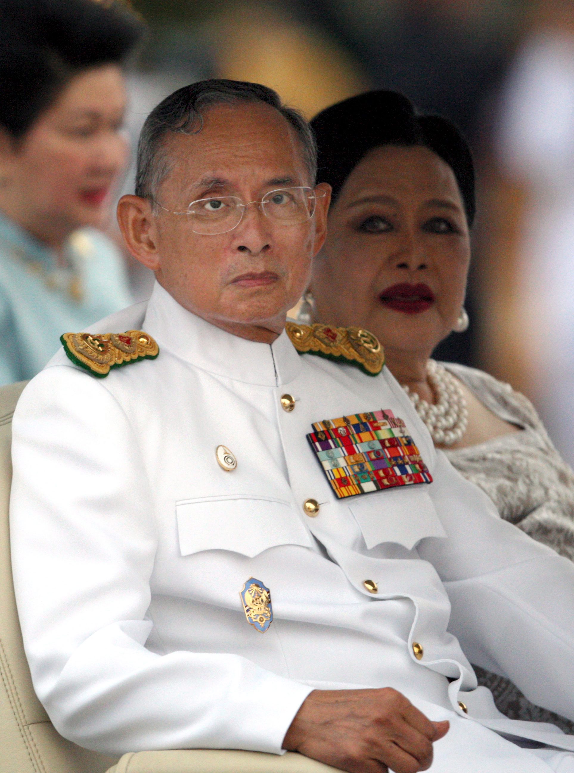 Кралят на Тайланд Пхумипхон Адунядет почина след дълго боледуване, съобщиха от двореца. Той е най-дълго управлявалият и най-богатият монарх в света, стоял 70 години на трона със състояние от 32 млрд. долара.