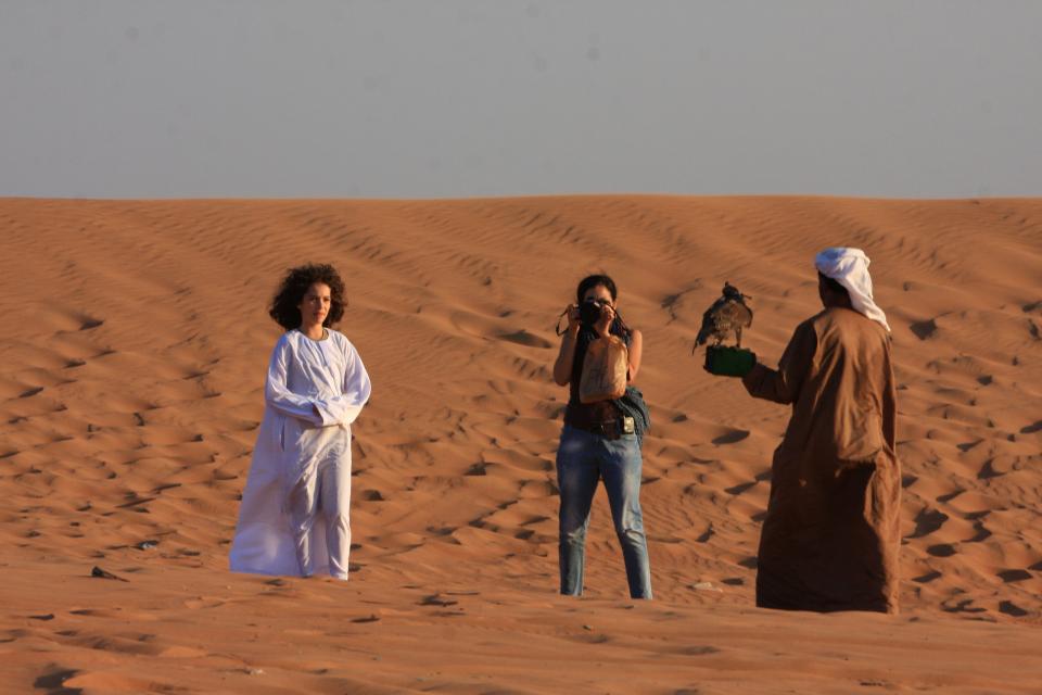 Биляна Траянова (писател и продуцент на "Без багаж") и Валери-Михаил Белчински на снимки в Дубайската пустиня