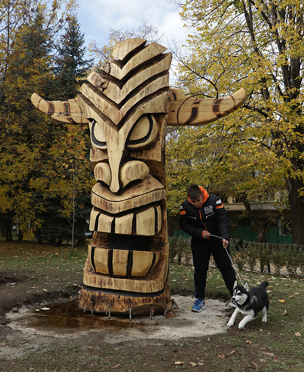 Красива и огромна дървена статуя, вдъхновена от кукерска маска, монтират в момента в Перник - ежегодна столица на фестивала за маскарадни игри "Сурва".<br />
<br />
Маската е направена от дънер на топола, която е дарение от кмета на село Сопица. Самият дънер е тежал 3.5 тона, а статуята от него е висока 3,20 м и широка 1,10 м.<br />
 