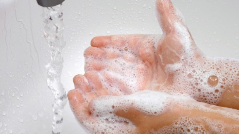 миене на ръце сапун пяна