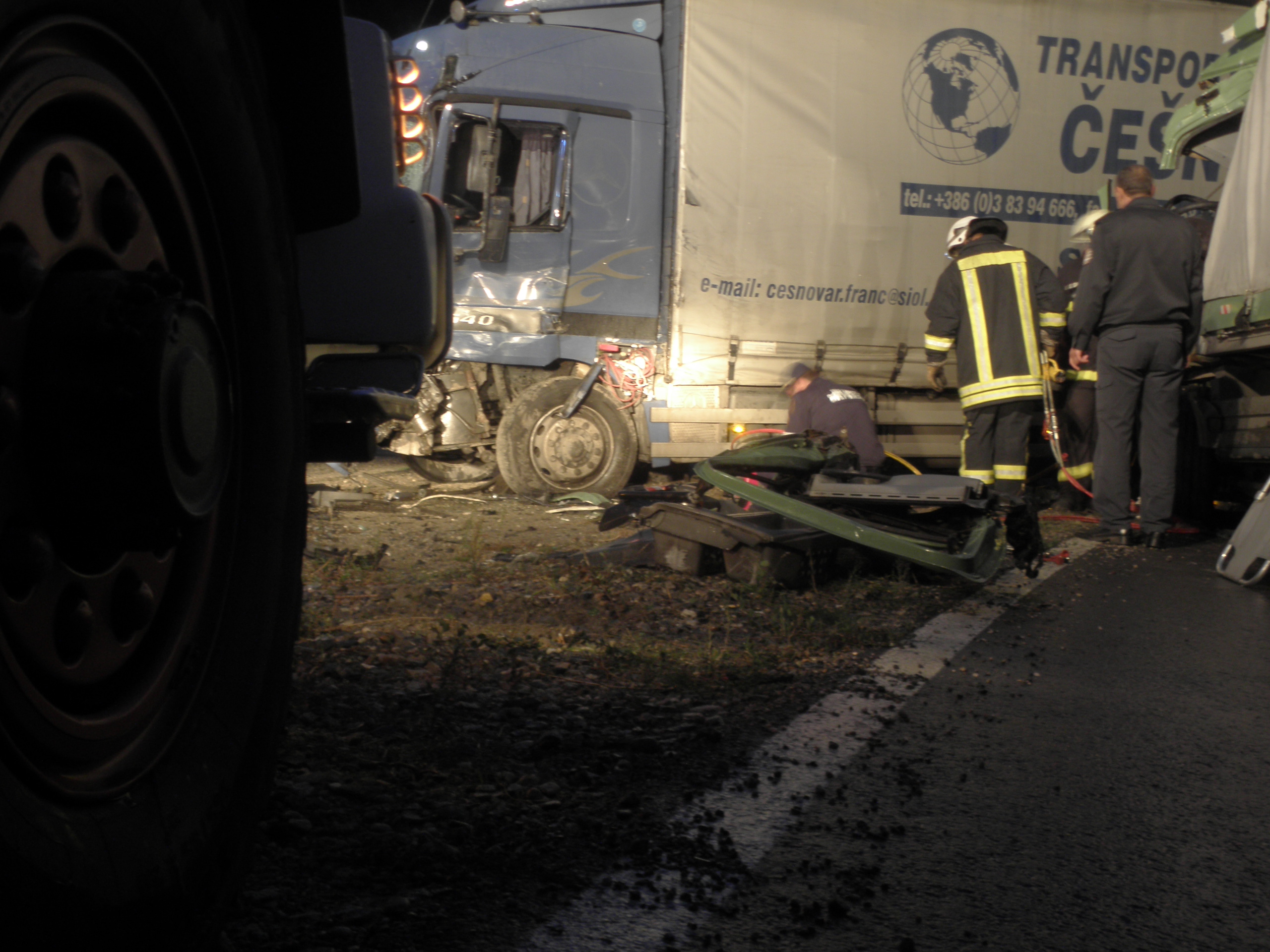 След катастрофата пожарникари 45 минути рязаха кабината на единия товарен камион, за да извадят водача, който бе затиснат